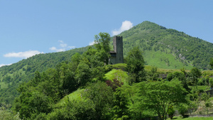 山地风景与一座城堡的废墟在比利牛斯山脉21秒视频