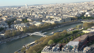 巴黎塞纳河的空中航向7秒视频