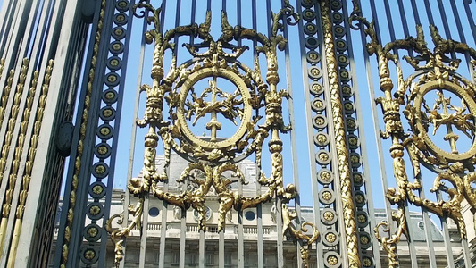 阳光明媚的夏日法国巴黎司法宫的前门—建筑背景视频