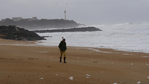 女人在沙滩上行走在暴风雨中24秒视频