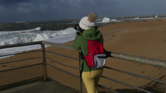 在法国的暴风雨中工作的女摄影师视频