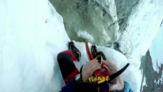 勃朗峰探险和经过危险的山脊的第一视角视图万宝龙攀登最视频