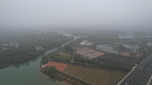 春雨中的河流航拍视频