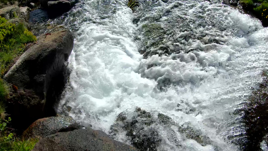 在法国比利牛斯山脉的乌索山谷中你湖的水瀑布视频