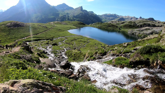 在法国比利牛斯山脉的乌索山谷中你湖的水瀑布视频