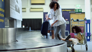 拿行李的女人8秒视频