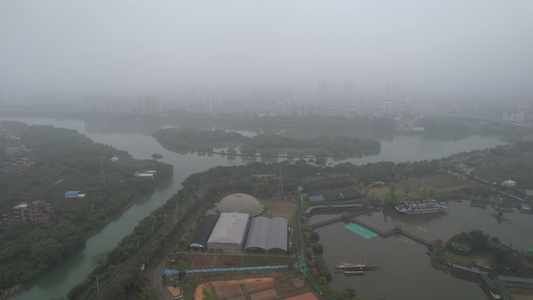 春雨中的河流航拍视频