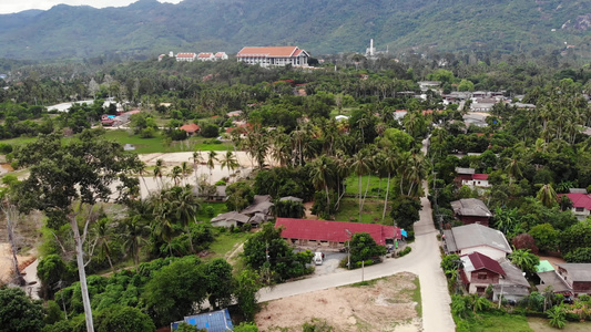 被小山包围的绿色棕榈树的岛屿法院从泰国苏梅岛的红色视频