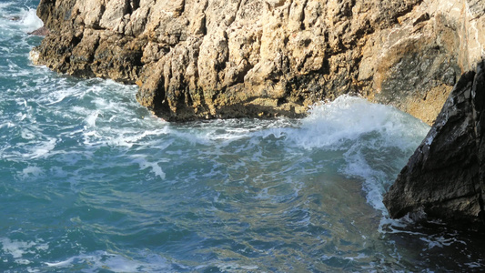 海海岸线上的岩石海湾阳光明媚的日子地中海的海洋自然景观视频