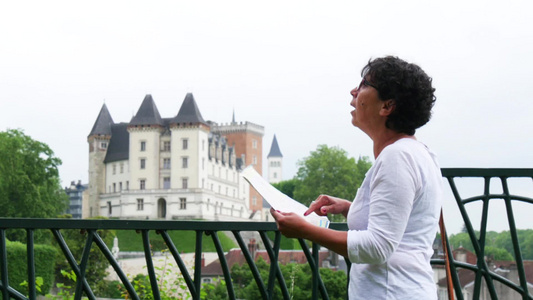 妇女参观法国波城城堡以法兰西州为例视频