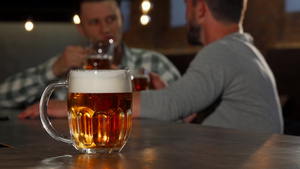 有选择性地专注在酒吧一杯美味的凉爽啤酒上12秒视频