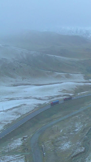 甘肃阿尔金山雪路航拍视频雨天驾驶44秒视频
