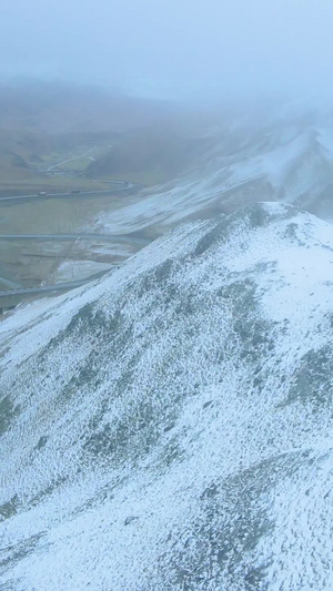 甘肃阿尔金山雪路航拍视频雨天驾驶44秒视频