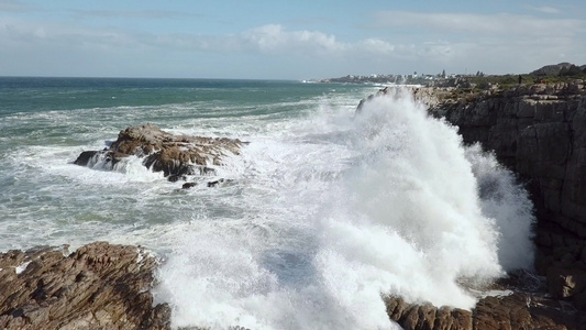 暴浪冲向岩石海岸的海岸线视频