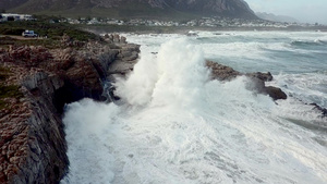 暴浪冲向岩石海岸的海岸线12秒视频