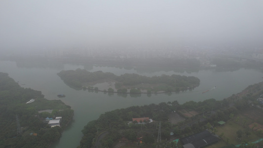 春雨中的河流航拍视频