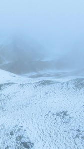 甘肃阿尔金山雪路航拍视频雨天驾驶视频