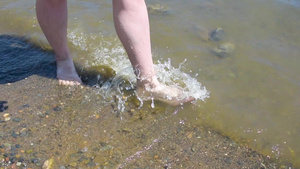 在海边的一个人赤脚在水上行走11秒视频