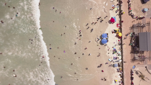 海滩上有雨伞和海浪视频