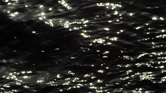 望着平静的水面反射出光线高对比度BW关闭了液体纹理视频