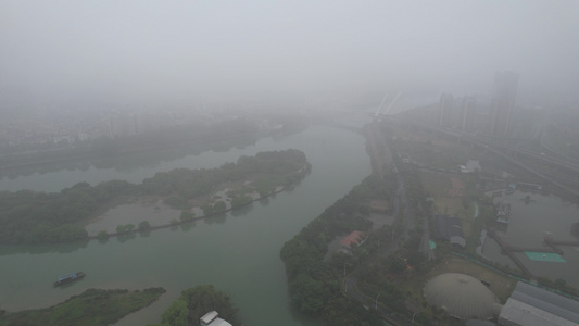 春雨中的河流航拍视频