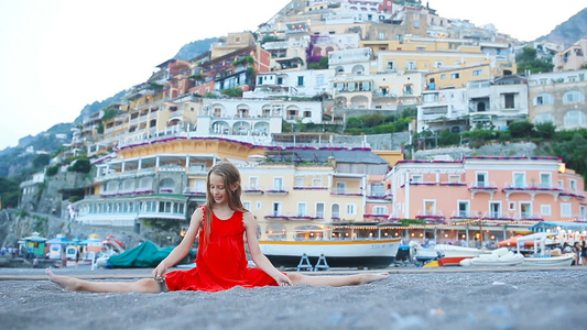 在意大利比萨诺镇的温暖阳光明媚的夏日可爱的小女孩视频