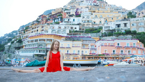 在意大利比萨诺镇的温暖阳光明媚的夏日可爱的小女孩18秒视频