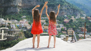 在意大利比萨诺镇的温暖阳光明媚的夏日可爱的小姑娘们10秒视频