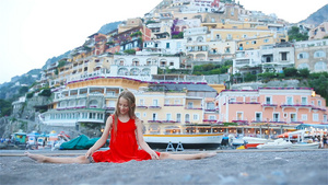 在意大利比萨诺镇的温暖阳光明媚的夏日可爱的小女孩10秒视频
