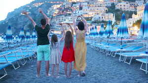 日落时在意大利的阿玛拉菲海岸在比萨诺前的家庭12秒视频