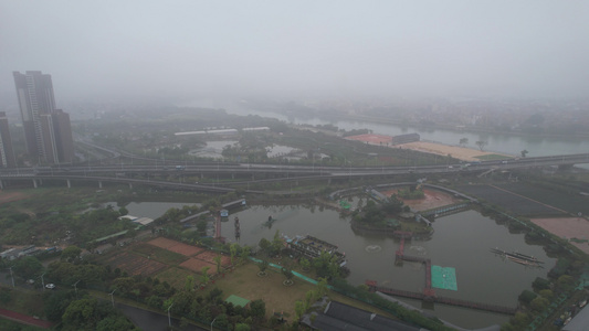 春雨中的河流航拍视频