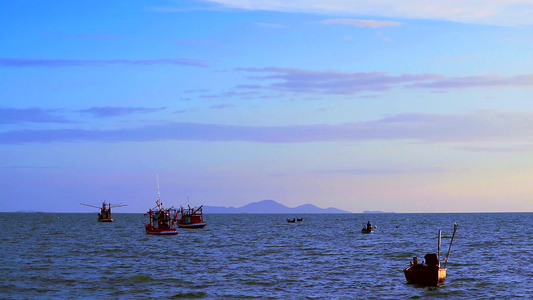 两艘渔船因海日落天空的强烈波浪而停靠视频