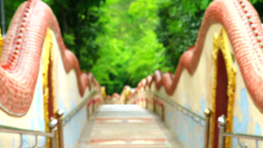 纳加楼梯石对山地和绿森林背景的模糊和聚焦视频