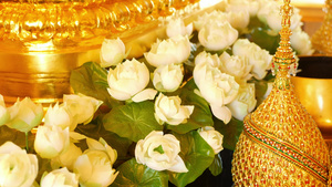 祭坛上的鲜花和金色装饰12秒视频