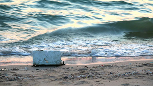日落沙滩上留下的泡沫和废物20秒视频