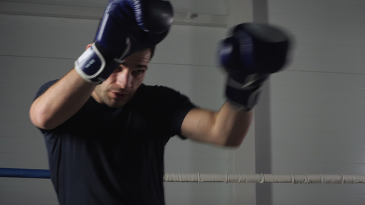 拳击手套训练拳的拳击手在戒指上拳击场上与影子打架的视频