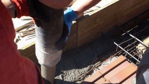 用自动泵管浇注水泥或混凝土的工业工人的特写13秒视频