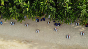 沙滩上蓝色泻湖和日光浴床的鸟瞰图16秒视频