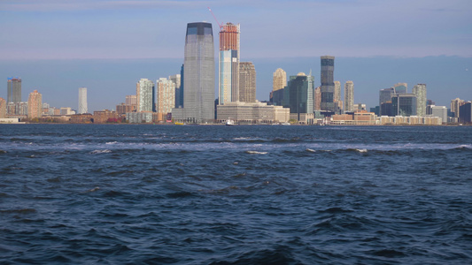 纽约市从美国联合州的船只上看摄像头向上倾斜了Y我视频