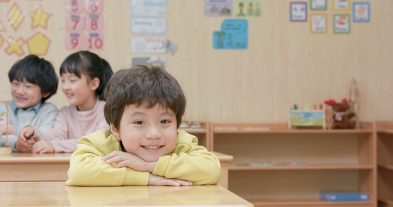 8K幼儿园开心微笑的小男孩视频