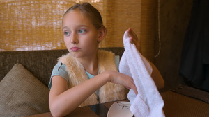 女孩坐在咖啡馆的桌子上用湿毛巾擦手准备吃寿司19秒视频