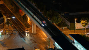航拍城市夜晚道路汽车轨道交通列车轻轨车流4k素材46秒视频
