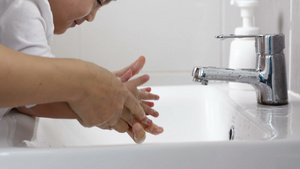 母亲用肥皂洗小孩的手24秒视频