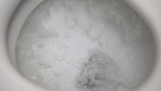 慢动作240抽水马桶水冲马桶水流清晰可见陶瓷马桶中视频
