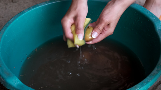 妇女用手洗土豆视频