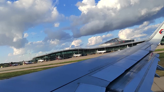 蓝天白云机场飞机起飞视频