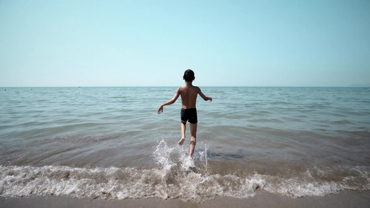快乐的男孩在海水中钻进水面前影院式稳定风景视频