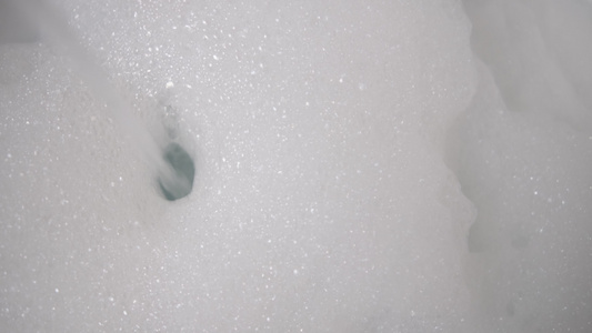 白泡沫有爆破泡泡准备洗澡水视频