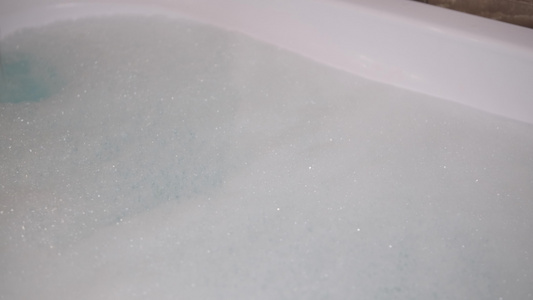 白泡沫有爆破的泡泡准备洗澡水烟花视频