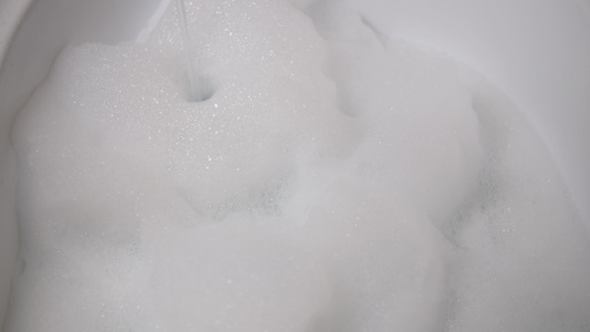 白泡沫有爆破泡泡准备洗澡水视频